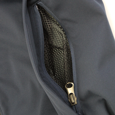 ファスナー付き脇ポケット 使い易さを考慮して両脇にポケットを配置。