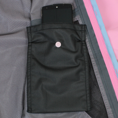 右胸ポケット内に湿気を通さない素材を使用したインナーポケットを設置。濡らしたくない小物を入れておくのに便利です。