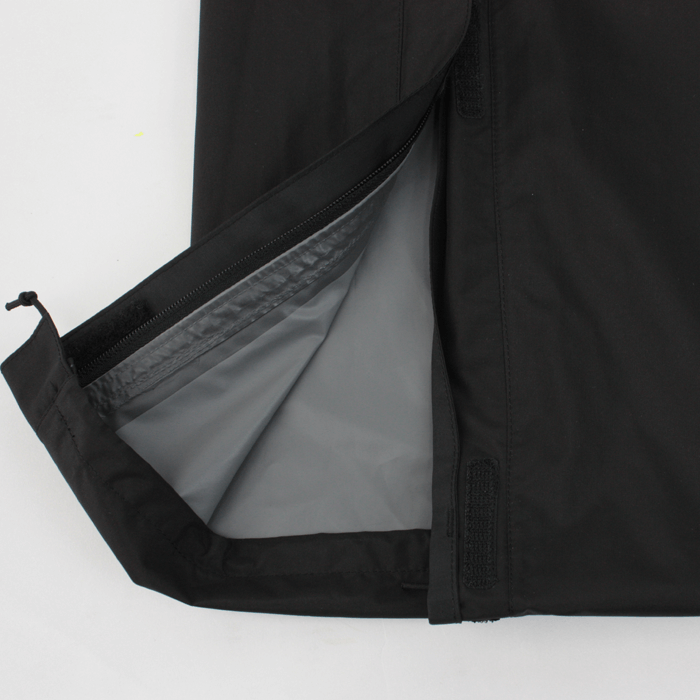 裾ファスナーの位置を従来の位置から上げる事により、簡易的に裾上げ対応可能。市販の裾上げテープで簡単対応。