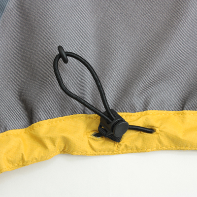 両裾に備え付けられたドローコード。裾口からの雨水の侵入や保温性を向上します。