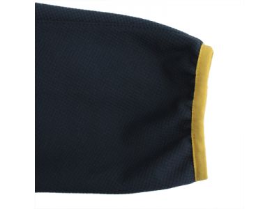 袖が手にかからないように袖口にストレッチテープを採用。