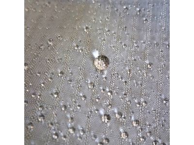 ボディ素材に高耐水圧でありながらしなやかな風合いを持つ3層フィルムラミネート素材を採用。