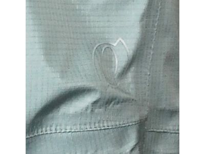 夜間走行時の安全性を考慮して各所へ車のライトに反射して視認性を確保する再帰反射ロゴを搭載。