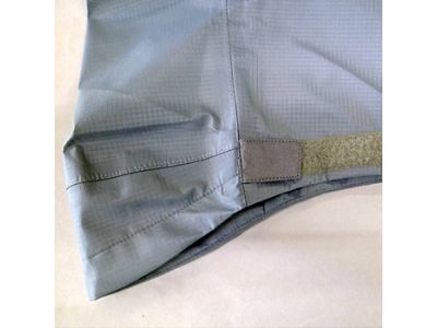 ペダリング時に雨水の浸入を抑える為に、足口を絞れるマジックテープ使用。