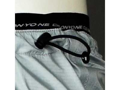 ウエスト部分のゴロつきを防ぐ為にドローコードを引くことによってウエスト部を調節する仕様を採用。