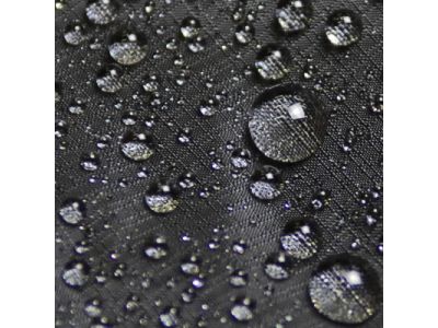 ボディ素材に高耐水圧でありながらしなやかな風合いを持つ3層フィルムラミネート素材を採用。