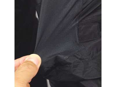 ペダリングに衣服からのストレスを軽減する為に、膝部分へストレッチ性の高い防水素材を採用。シルエットもスリムに保つことに成功しました。