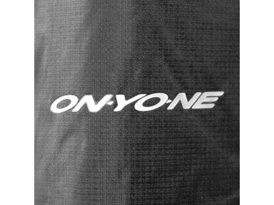 夜間走行時の安全性を考慮して各所へ車のライトに反射して視認性を確保する再帰反射ロゴを搭載。