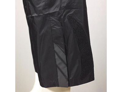 ギアオイルから衣服の汚れを守る為に、足口を絞れるマジックテープ使用。