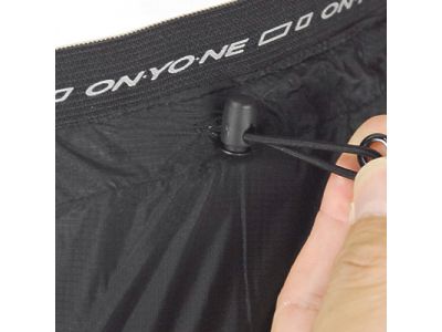 ウエスト部分のゴロつきを防ぐ為にドローコードを引くことによってウエスト部を調節する仕様を採用。