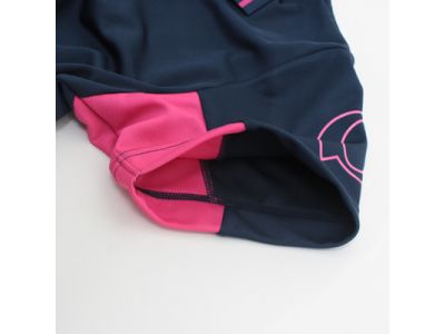 肩の可動域を広げ、動作時のバタつき、ツッパリを抑えます。