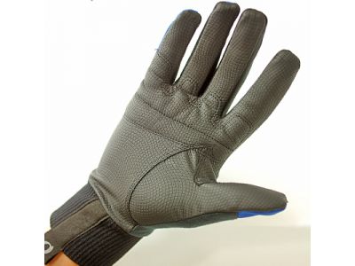 掌側にはしなやかでグリップ力の高い素材を配置し、確かな握りやすさを実現しました。