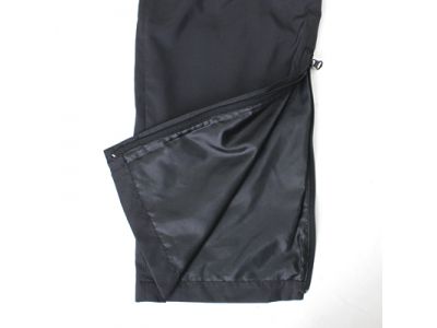 靴を履いたままでも脱ぎ着を可能にします。