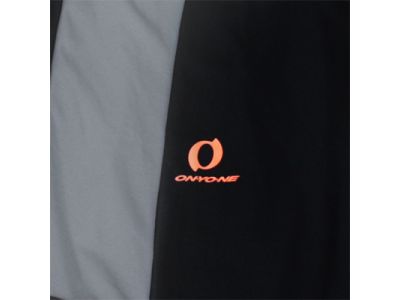 ジャケットに大きくブランドロゴを配置し、パンツはあえてシンプルのロゴ配置に。