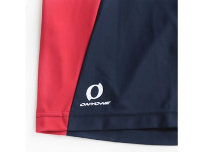 ジャケットに大きくブランドロゴを配置し、パンツはあえてシンプルのロゴ配置に。