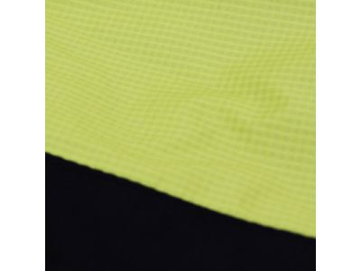 防風・撥水加工を施した20dストレッチ軽量素材。