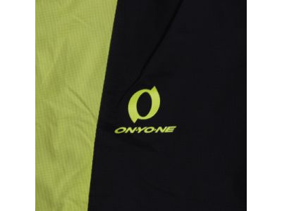 ジャケットに大きくブランドロゴを配置し、パンツはあえてシンプルのロゴ配置に。