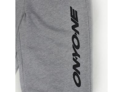 ONYONEロゴを遊び心のある発泡プリントで表現。