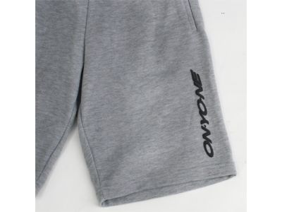 ONYONEロゴを遊び心のある発泡プリントで表現。