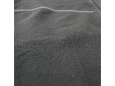 裏起毛素材を使用。起毛部分が空気の層を作り、保温性を向上させます。