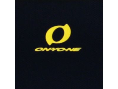 トップスに大きくブランドロゴを配置し、パンツはあえてシンプルのロゴ配置に。