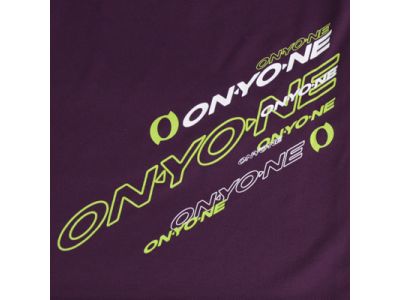 ONYONEロゴとオーバルエッジを散りばめたグラフィックが特徴的。