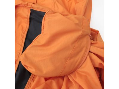 胸ポケットを裏返せばパッカブルとしてコンパクトに収納できます。