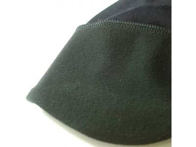 頭頂部には薄めの2WAYトリコット生地を使用し、ヘルメット着用時のフィット性を保持します。