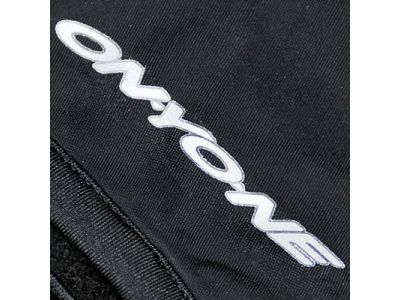 夜間走行時の安全性を考慮して各所へ車のライトに反射して視認性 を確保する再帰反射ロゴを搭載。