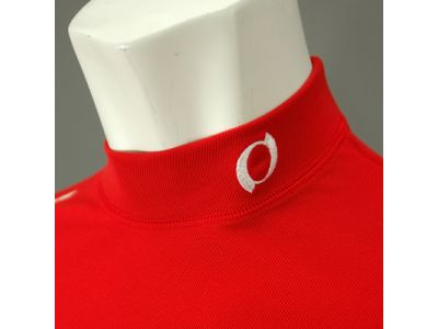 ネックタイプ：ハイネック（高さ4cm）。オーバルマーク（刺繍）。