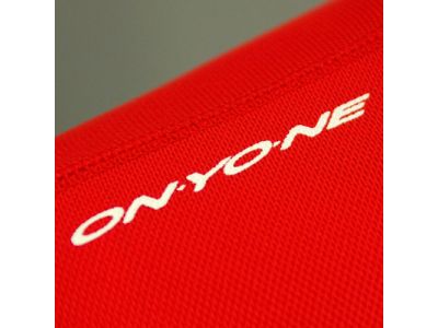 右肩ONYONEロゴ（プリント）。