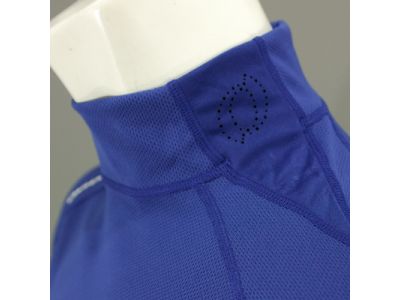 衿脇部分を別パーツにする事で首周りの収縮が容易になり着脱しやすく、首周りの違和感が軽減されます。