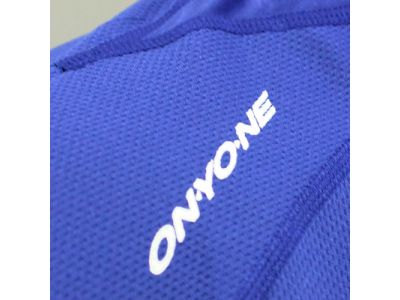 右肩にONYONEロゴ(プリント）。