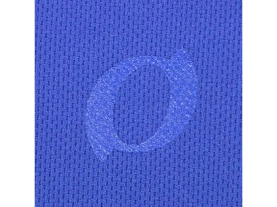 胸中心部に同色タイプのオーバルマーク（プリント）。