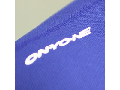 右肩にONYONEロゴ（プリント）。