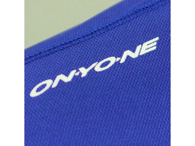 右肩部分にONYONEロゴ（プリント）。