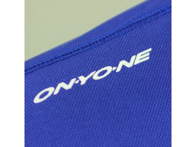右肩部分にONYONEロゴ（プリント）。