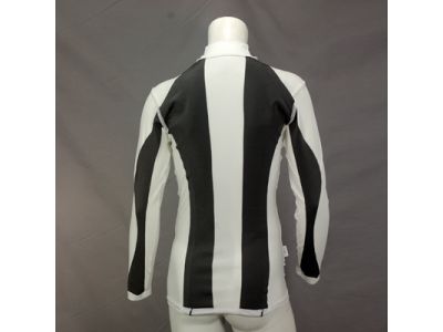 2WAY素材で全面を覆いつつ、肌面に滑りのいい部分と摩擦の強い部分を作り、運動時に抵抗の強い部分の皮膚をキネシオカットボンディングにより持ち上げ可動性の促進を行うと同時にスムーズな動きサポート。