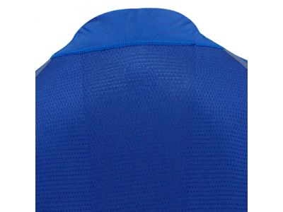 背中部分にメッシュ素材を使用しムレを軽減します。