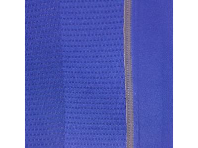 2WAY素材で全面を覆いつつ、肌面に滑りのいい部分と摩擦の強い部分を作り、運動時に抵抗の強い部分の皮膚をキネシオカットボンディングにより持ち上げ可動性の促進を行うと同時にスムーズな動きサポート。