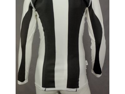 ウエスト部分を絞り込み、裾を広げることでプレー中に裾がズレあがることを防止します。