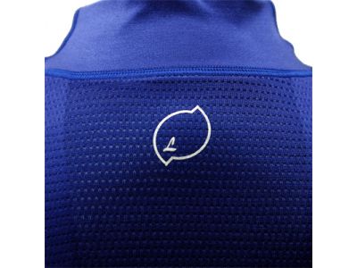 背中部分にメッシュ素材を使用しムレを軽減します。