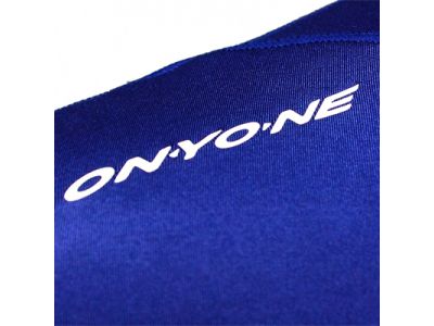 右肩にONYONEロゴ(プリント）。