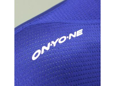 右肩部分にONYONEロゴ（プリント）。