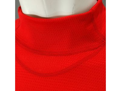 汗の溜まりやすい首の付け根部分をメッシュ切替にすることにより、汗を発散し不快感を軽減します。