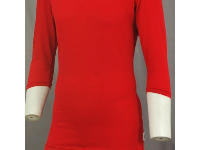 ウエスト部分を絞り込み、裾を広げることでプレー中に裾がズレあがることを防止します。