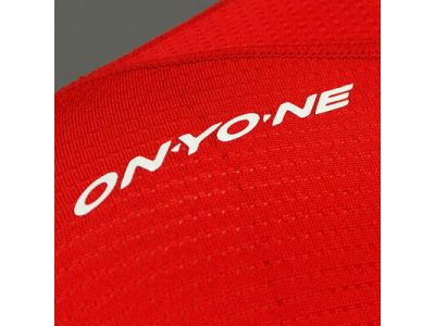 右肩部分にONYONEロゴ（プリント）。