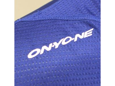 右肩部分にONYONEロゴ（プリント）。