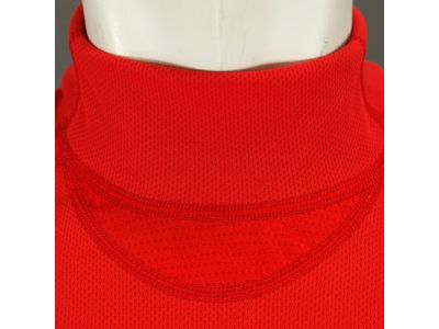 汗の溜まりやすい首の付け根部分をメッシュ切替にすることにより、汗を発散し不快感を軽減します。