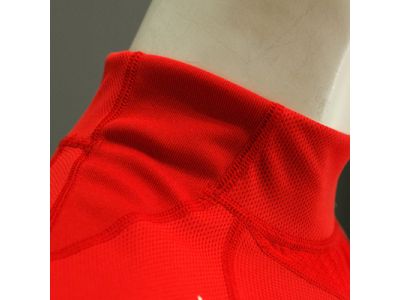 衿脇部分を別パーツにする事で首周りの収縮が容易になり着脱しやすく、首周りの違和感が軽減されます。